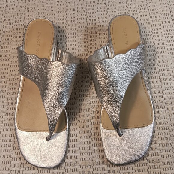 Marc Fisher 'Veva' women's silver metallic scallop edge thong sandals sz 10 M - Picture 2 of 13